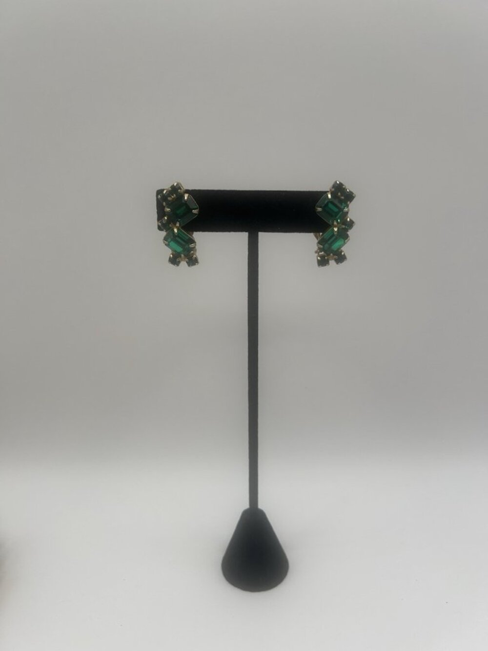 Vintage Emerald Green Rhinestone Gold Tone Clip On Earrings Christmas Gift Vntg - Picture 4 of 14